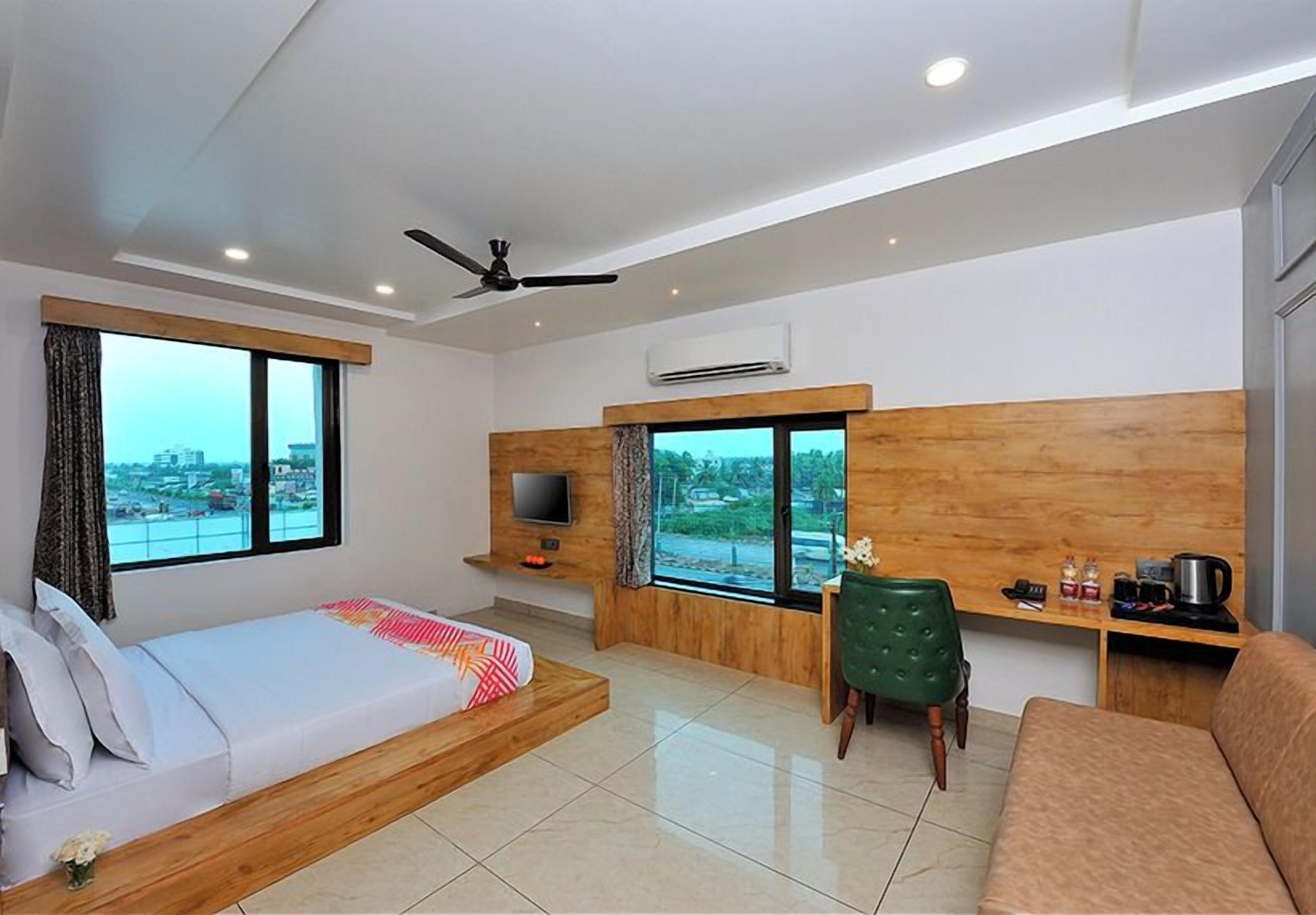 Premium Room, 1 King Bed | 1 bedroom, in-room safe, desk, blackout drapes