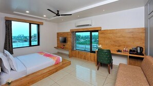 Habitación Premium, 1 cama de matrimonio grande | 1 dormitorio, caja fuerte, escritorio y cortinas opacas