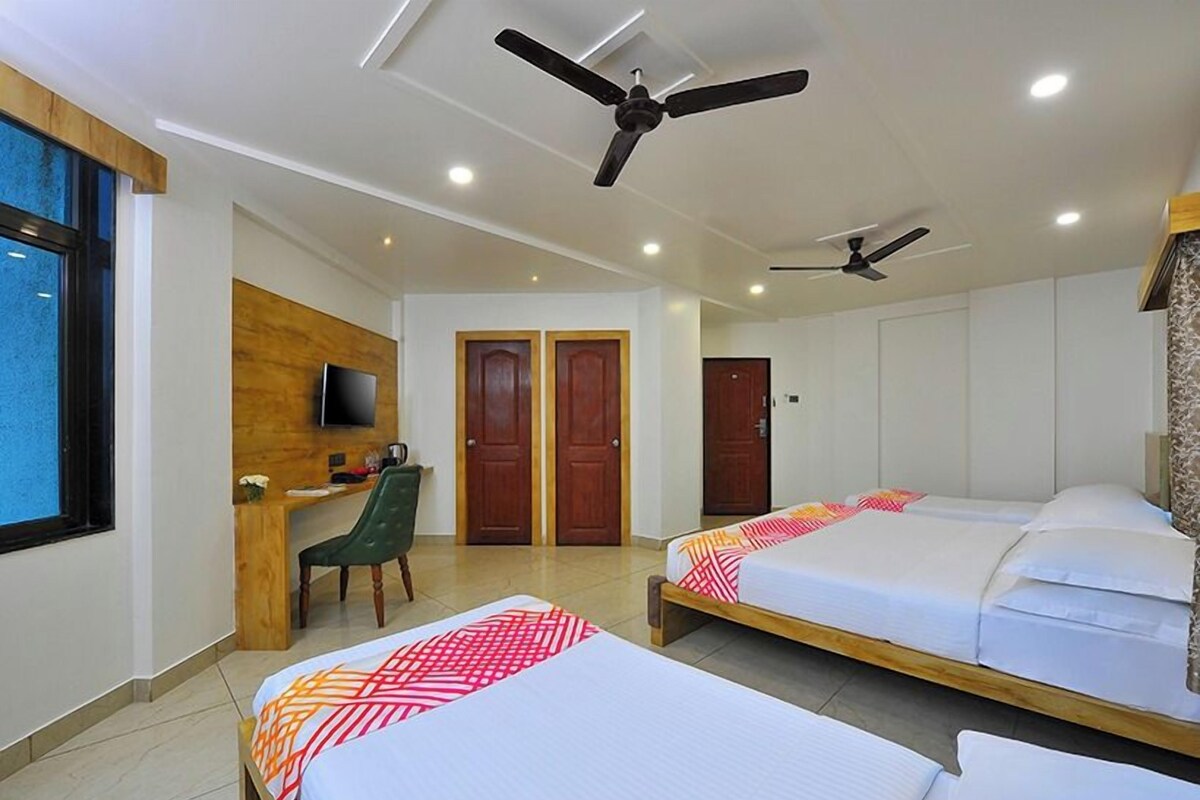 Premium Room, 1 King Bed (Executive) | 1 bedroom, in-room safe, desk, blackout drapes