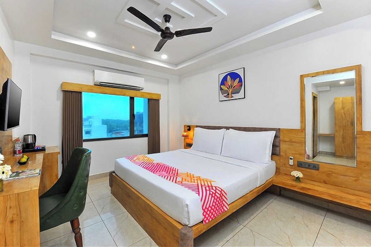 Room, 1 King Bed (D-Luxe) | 1 bedroom, in-room safe, desk, blackout drapes