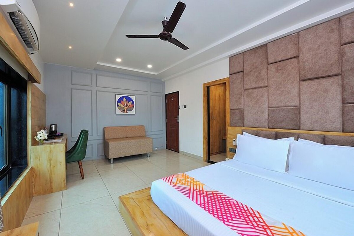 Premium Room, 1 King Bed | 1 bedroom, in-room safe, desk, blackout drapes