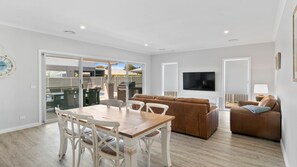 Smart TV - Sunsets by the Lake in Silverwoods Estate (Yarrawonga)