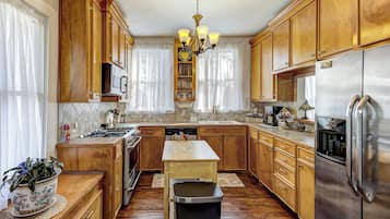 Kjøleskap, mikrobølgeovn, ovn og kokeplater