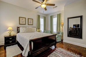 2 makuuhuonetta, silitysrauta/-lauta, ilmainen Wi-Fi, vuodevaatteet