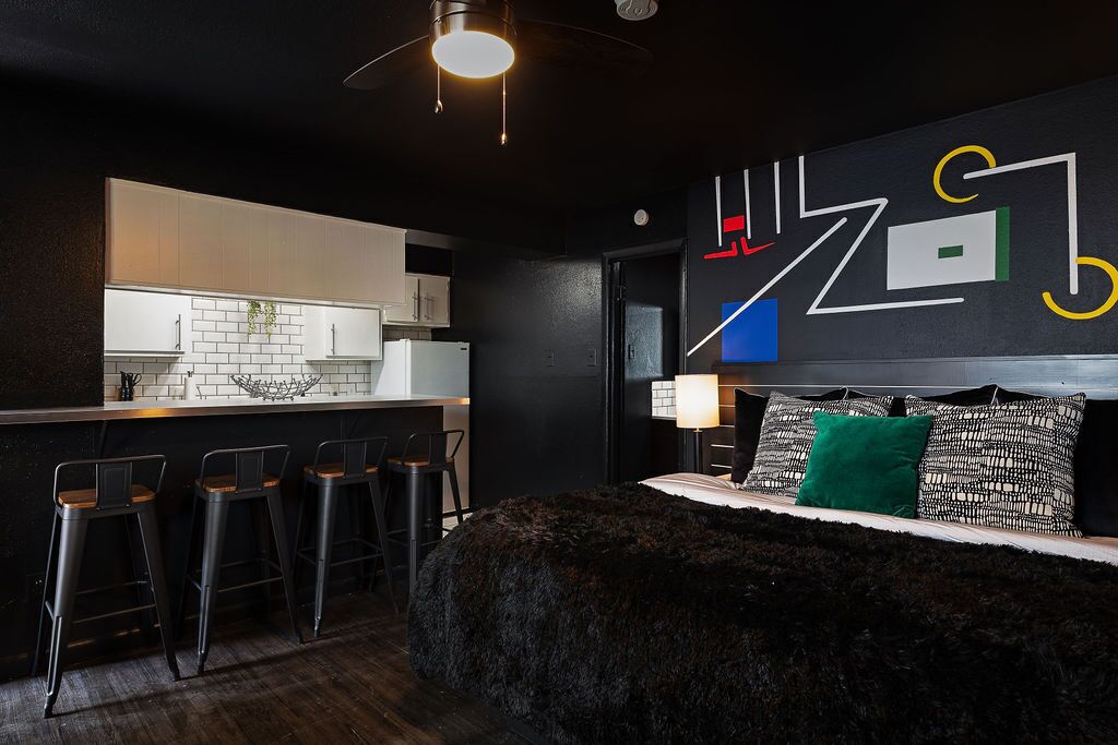 Skrivebord, strykejern/-brett, reiseseng for barn og wi-fi (inkludert)