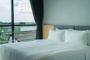 Ropa de cama de alta calidad, escritorio, cortinas opacas y wifi gratis