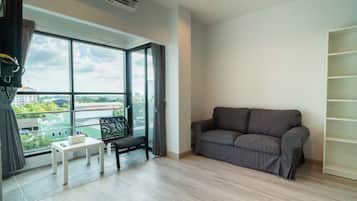 Suite | 起居区 | 43-英寸智能电视(配备数码频道)