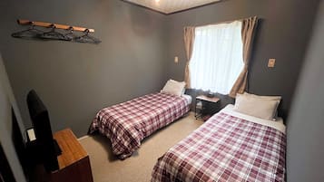 Hypo-allergenic bedding, free WiFi, bed sheets