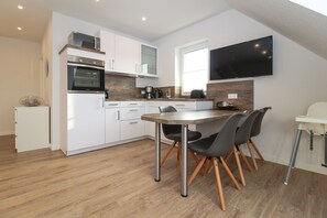 冷蔵庫、電子レンジ、オーブン、コンロ