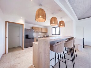 Fridge, microwave, oven, dishwasher - Luxe Villa with Private Pool (Saint-François)