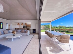 Outdoor dining - Luxe Villa with Private Pool (Saint-François)