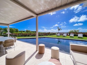 Outdoor dining - Luxe Villa with Private Pool (Saint-François)