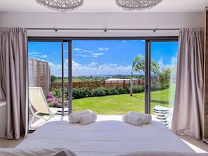 4 bedrooms, in-room safe, iron/ironing board, free WiFi - Luxe Villa with Private Pool (Saint-François)