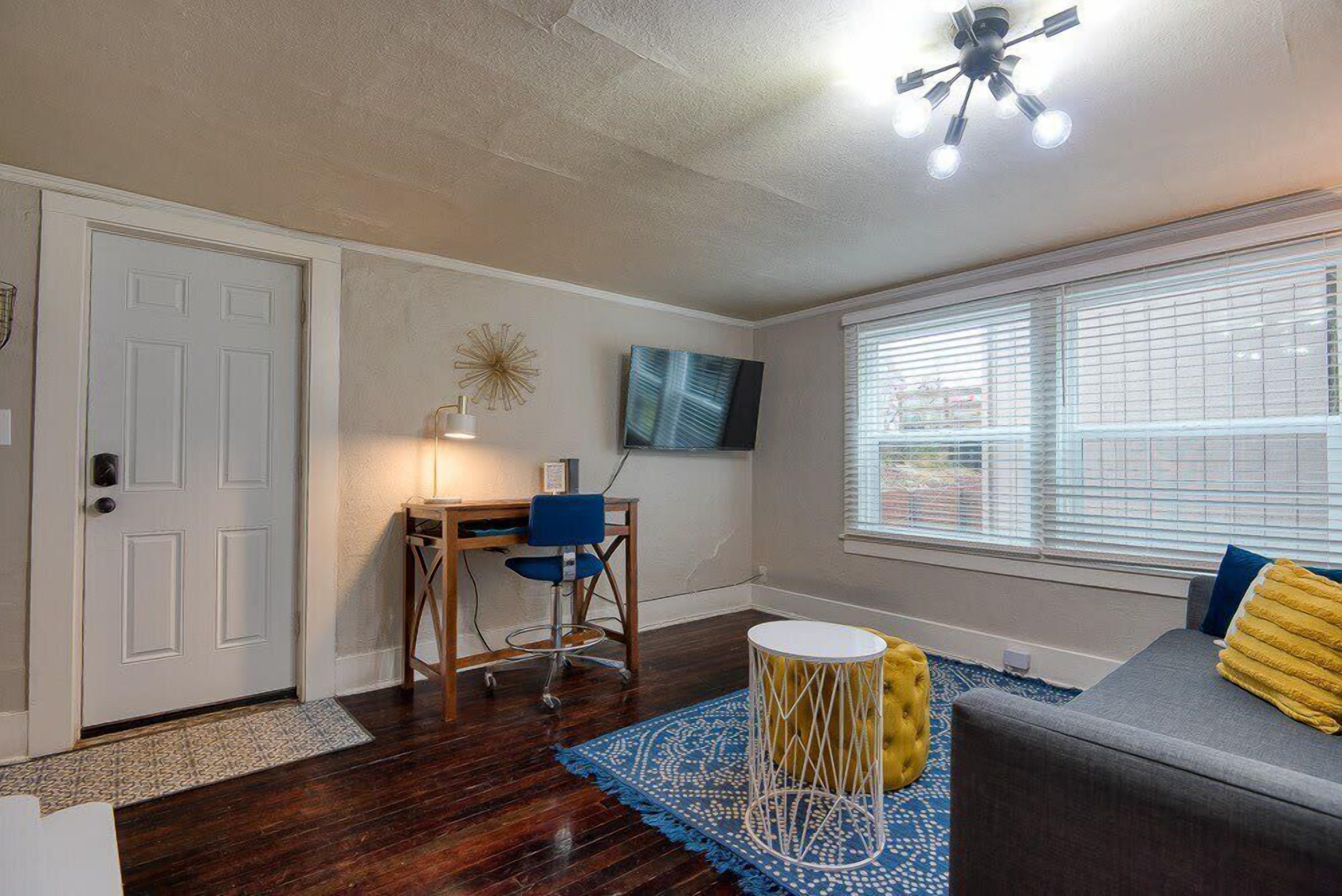 Een televisie en een kantoor