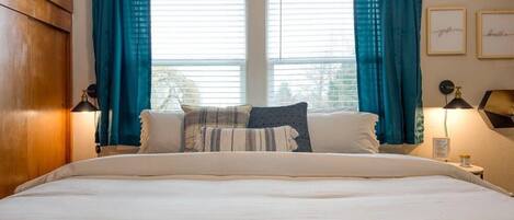 1 habitación, escritorio, tabla de planchar con plancha y cuna de viaje