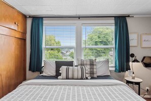 1 bedroom, desk, iron/ironing board, WiFi - #StayinMyDistrict Historic Heritage in Coos Bay (Coos Bay)