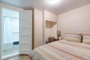 2 chambres, bureau, fer et planche à repasser, lit parapluie