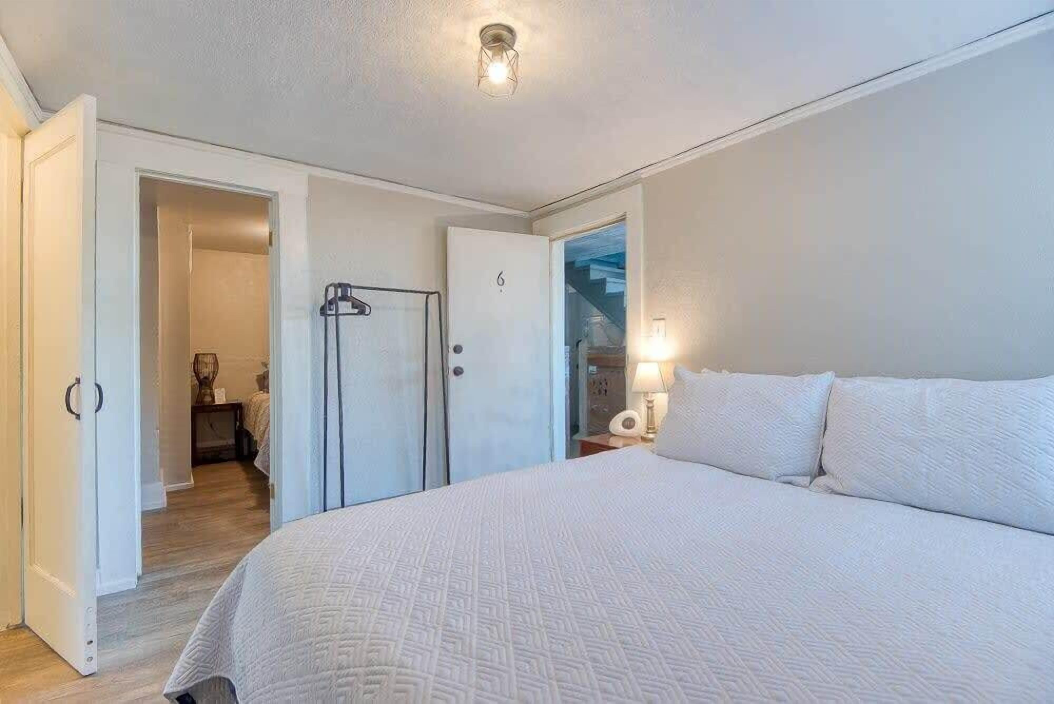 2 Schlafzimmer, Schreibtisch, Bügeleisen/Bügelbrett, Reisekinderbett