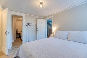 2 Schlafzimmer, Schreibtisch, Bügeleisen/Bügelbrett, Reisekinderbett