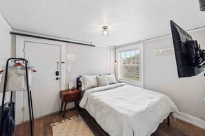 2 bedrooms, desk, iron/ironing board, travel cot