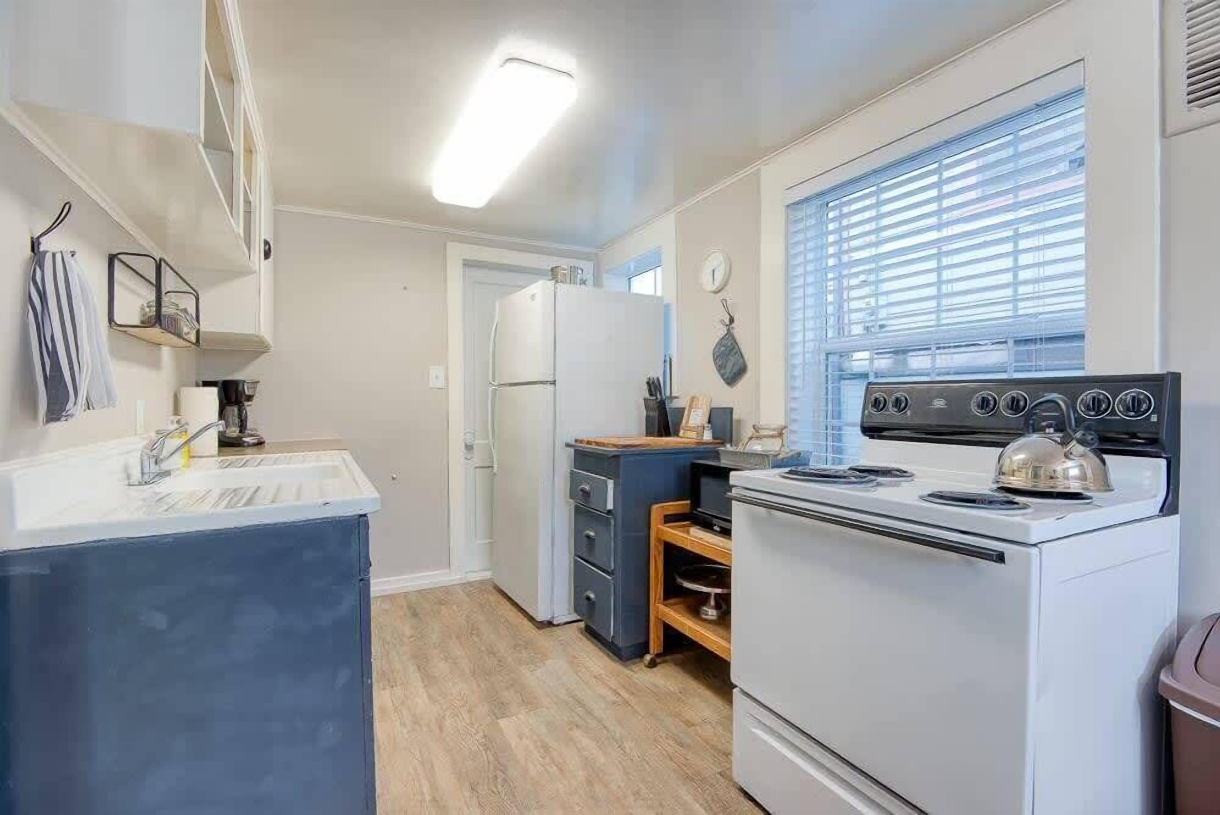 Geladeira, micro-ondas, fogão, cooktop