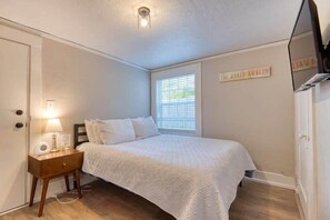 2 chambres, bureau, fer et planche à repasser, lit parapluie