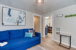 TV, offices - #StayinMyDistrict Heritage House 2Bedroom (Coos Bay)