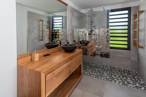 Een douche, een haardroger, handdoeken