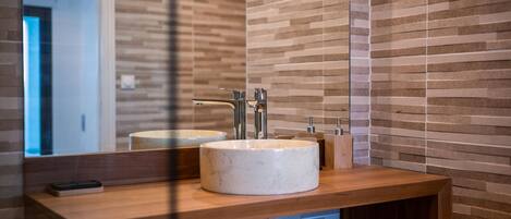 Douche, sèche-cheveux, serviettes fournies