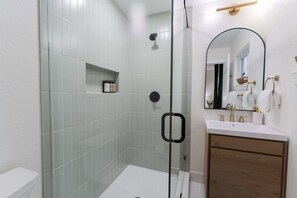 Douche, sèche-cheveux, serviettes fournies, shampoing