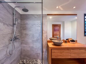 Dusche, Haartrockner, Handtücher