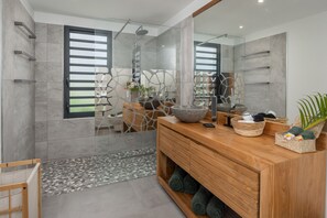 Een douche, een haardroger, handdoeken