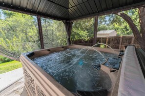 Outdoor spa tub