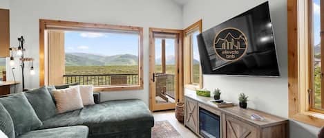 Televisión, libros y oficina