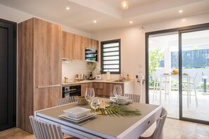 Kühlschrank, Mikrowelle, Ofen, Wasserkocher mit Kaffee-/Teezubehör