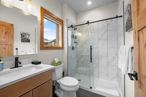 Regadera, secadora de cabello, toallas, jabón 