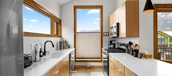 Beautiful Views- Great Location