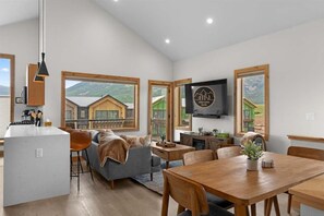 Fernseher, Kamin, Stereoanlage