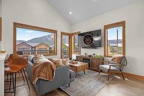 Fernseher, Kamin, Stereoanlage