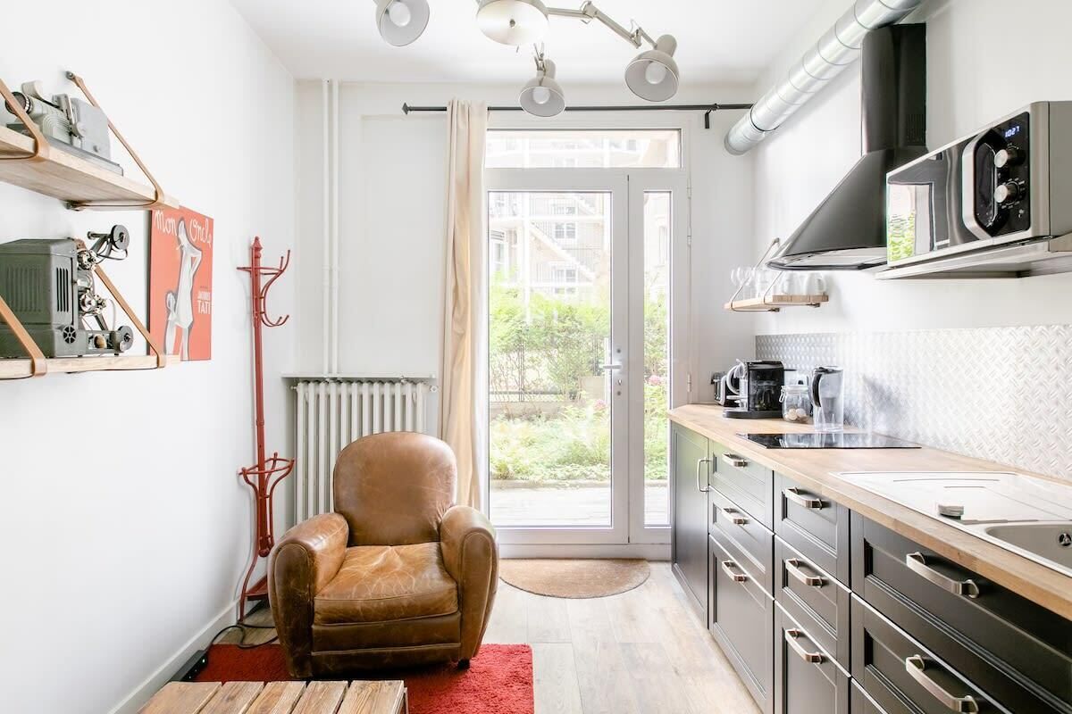Cafetière/bouilloire, réfrigérateur, micro-ondes, plaque de cuisson