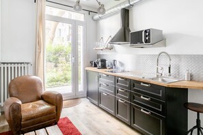 Fridge, microwave, stovetop, coffee/tea maker - Duplex cinéma face au Parc des Expositions (Paris)