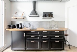 Fridge, microwave, stovetop, coffee/tea maker - Duplex cinéma face au Parc des Expositions (Paris)