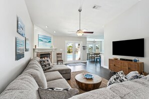 Smart TV, ping pong - 3BR Home w/Private Pool | Fenced Yard | Minutes to Beaches |NAS Pensacola (Pensacola)