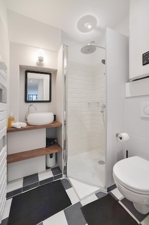 Douche, séchoir à cheveux, serviettes fournies