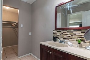 Eco-friendly toiletries, hair dryer, towels, soap - Montrose Modern Studio! Medical Center 34 (Houston)