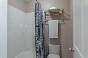 Eco-friendly toiletries, hair dryer, towels, soap - Montrose Modern Studio! Medical Center 34 (Houston)