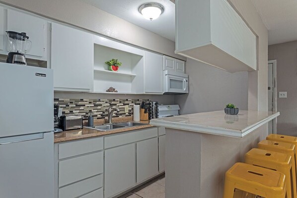 Fridge, microwave, oven, stovetop - Montrose Modern Studio! Medical Center 34 ⭐️⭐️⭐️⭐️⭐️ (Houston)