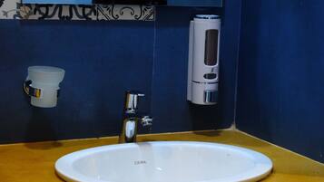 Habitación ejecutiva | Baño | Artículos de higiene personal gratuitos