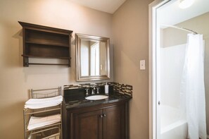 Amenidades de baño ecológicas, secadora de cabello, toallas, jabón 
