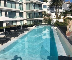 อพาร์ทเมนท์, 3 ห้องนอน, พร้อมสิ่งอำนวยความสะดวกสำหรับผู้พิการ, ระเบียง | สระว่ายน้ำ | สระว่ายน้ำกลางแจ้ง